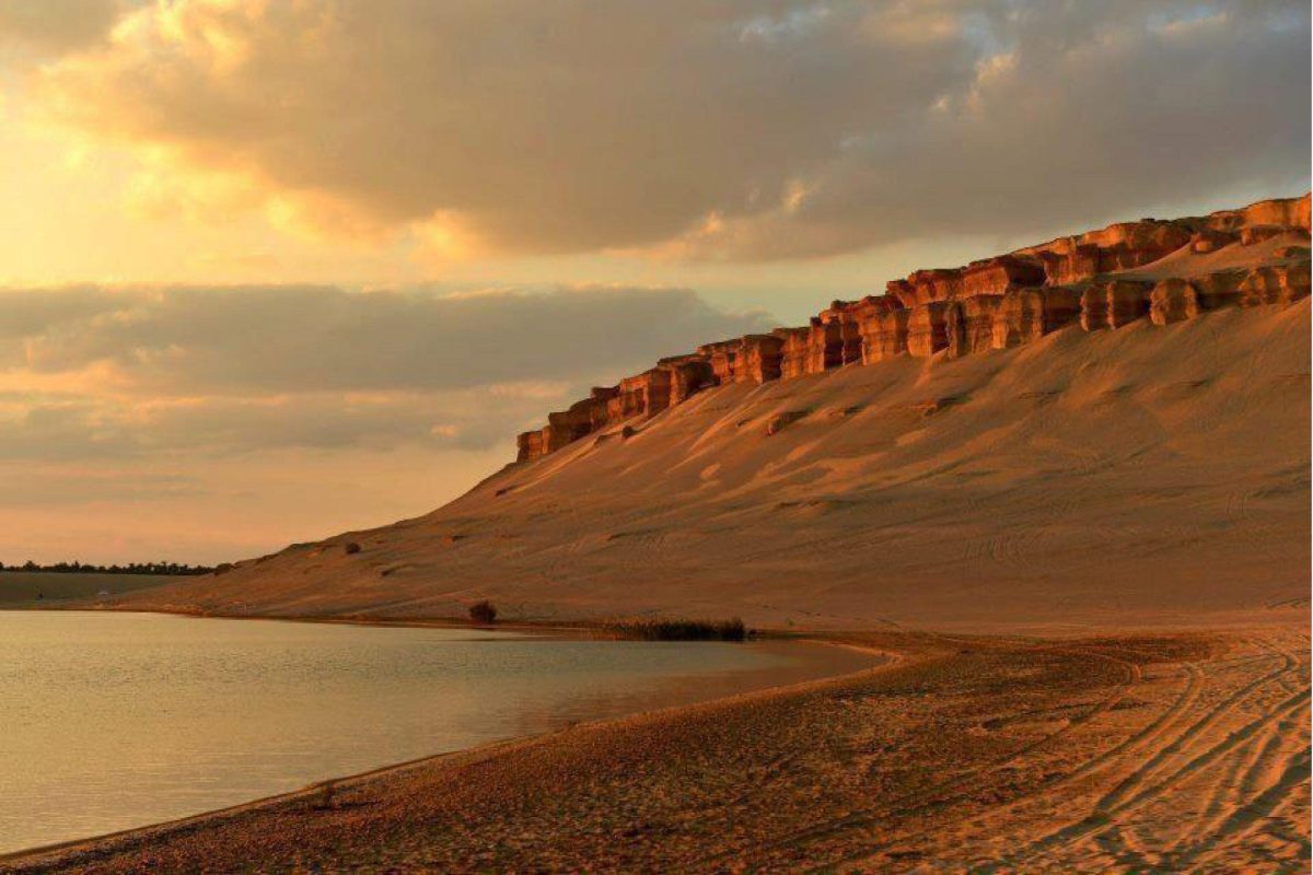 Wadi El-Rayan waterfalls and desert landscape during a Fayoum Oasis day tour from Cairo.