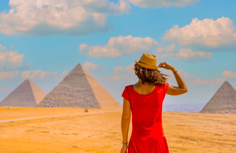 Guide to avoiding tourist scams in Egypt with MSM Travel showing the Pyramids of Giza.